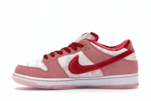 Nike SB Dunk Low StrangeLove Skateboards (Regular Box)